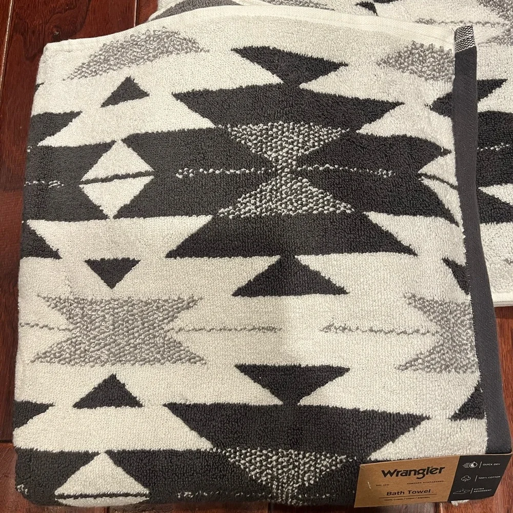 Wrangler Grey and White Bath Towels